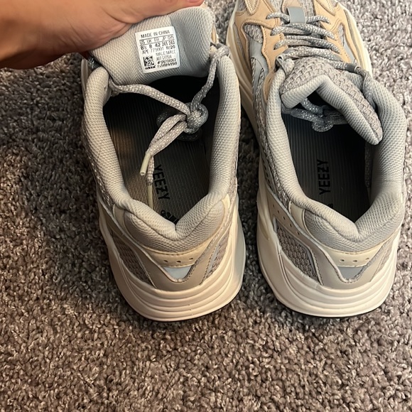 YEEZY BOOST 700 V2 ‘CREAM’ - Picture 4 of 7
